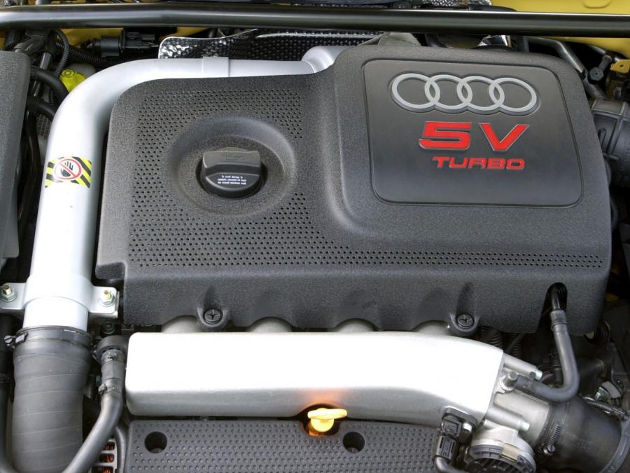 Моторный отсек Audi S3 (8L) 2001 года  (ZA) (фото 2 из 12)